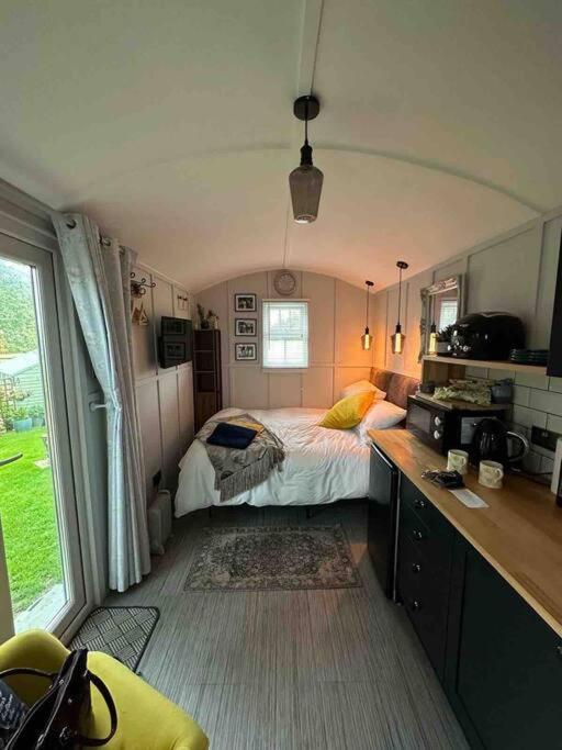 Beautiful Shepherd'S Hut 纽马基特 外观 照片